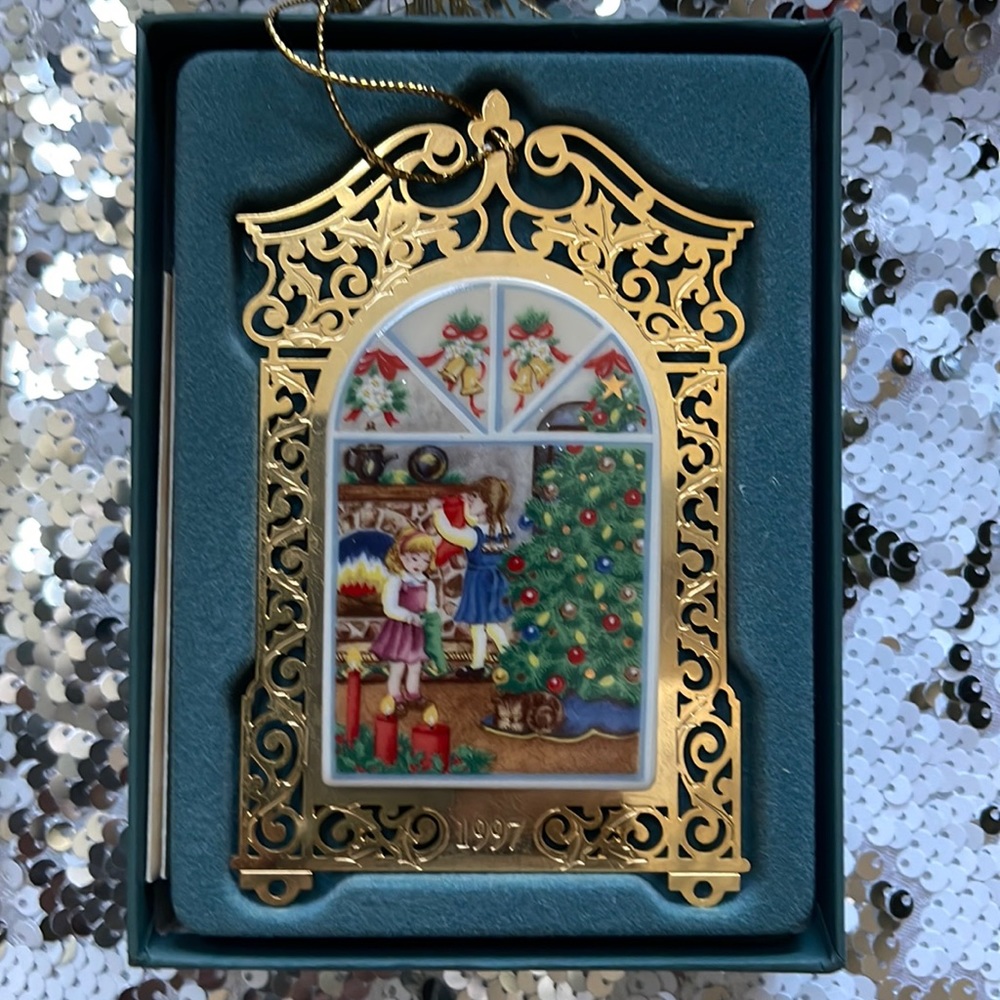 Vi tags lenox 1997 Caroling ornament. Perfect condition